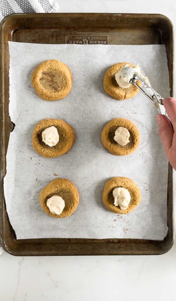 filling graham cracker cookies with cheesecake fillign