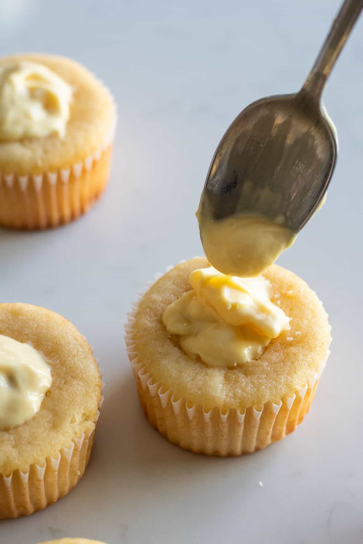 filling vanilla cupcakes with banana pudding filling